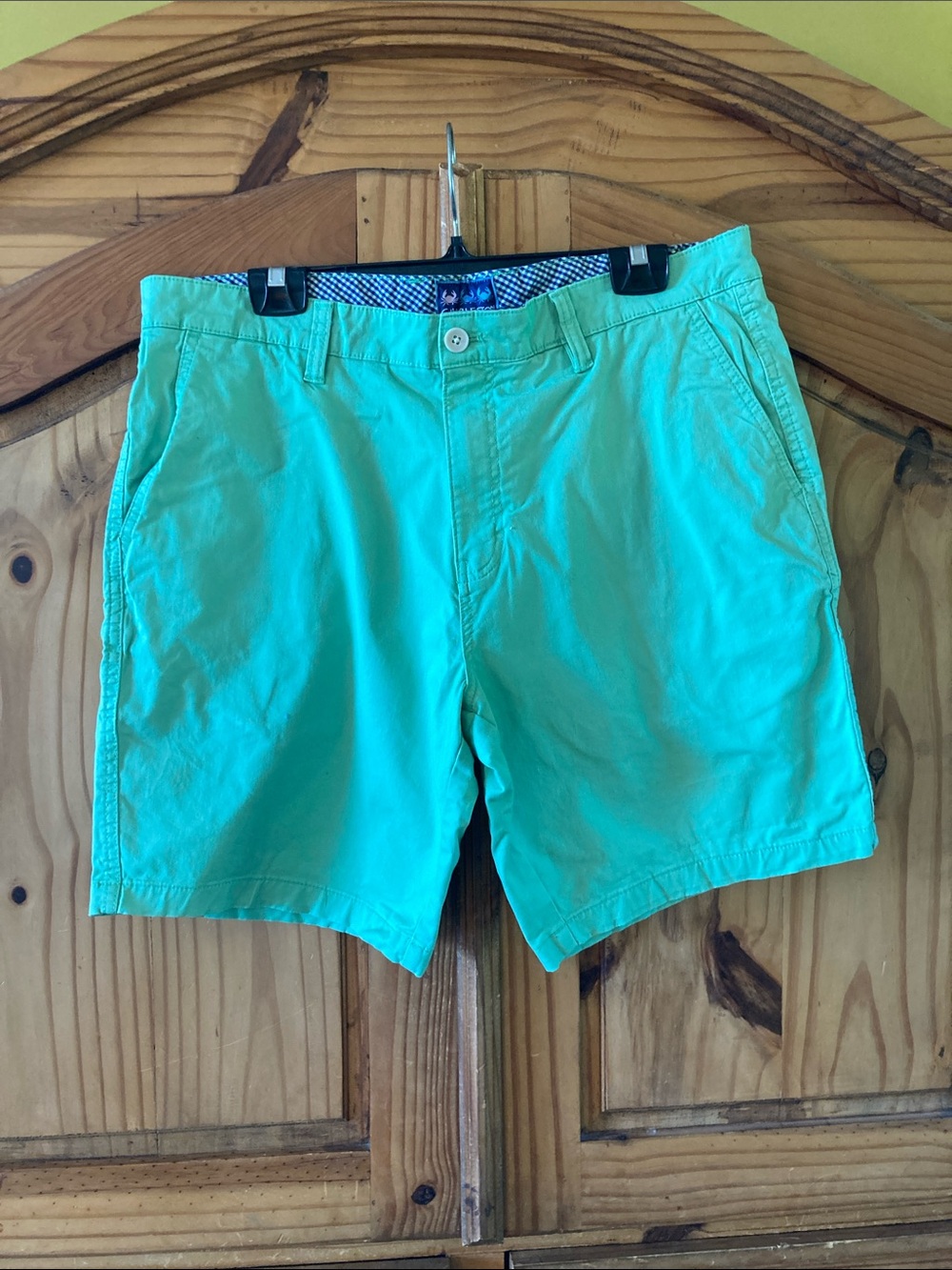 Men’s Charleston Threads green chino shorts size 36